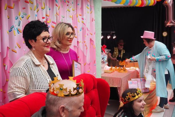 Uczestnicy balu nagrodzeni koronami wraz z Panią Dyrektor i Panią ze Starostwa.