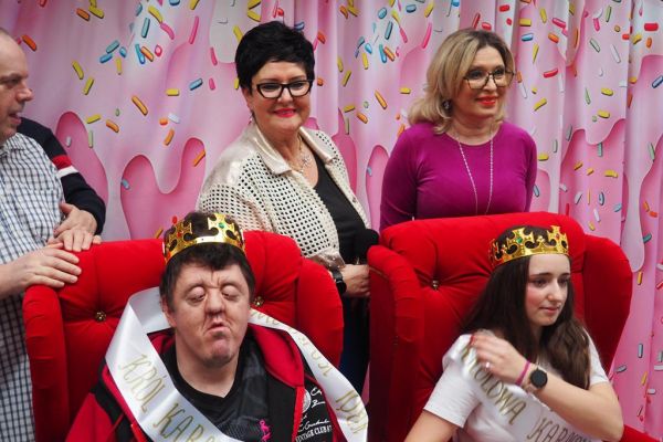 Uczestnicy balu nagrodzeni koronami wraz z Panią Dyrektor i Panią ze Starostwa.