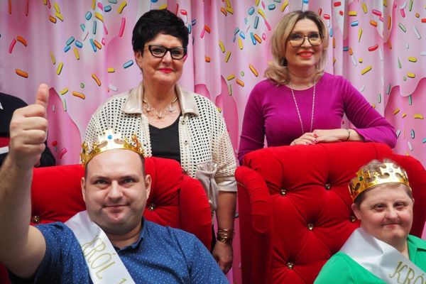 Uczestnicy balu nagrodzeni koronami wraz z Panią Dyrektor i Panią ze Starostwa.