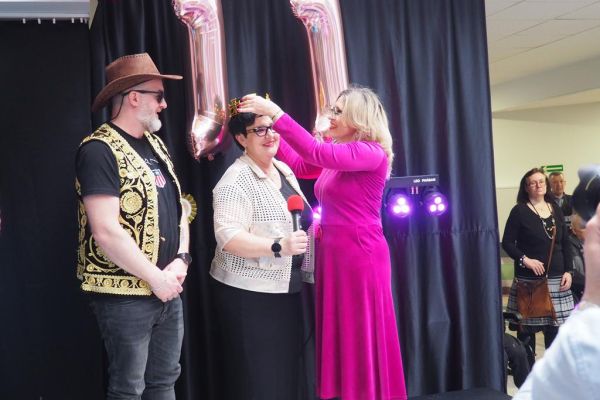 Prowadzący bal , pani Dyrektor i Pani ze Starostwa.