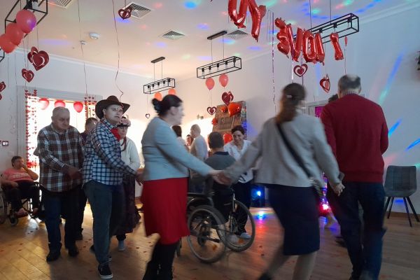 Mieszkańcy i inni uczestnicy balu tańczą.