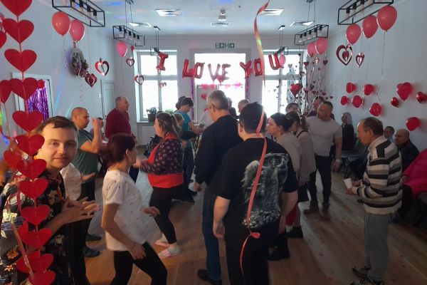 Mieszkańcy i inni uczestnicy balu tańczą.