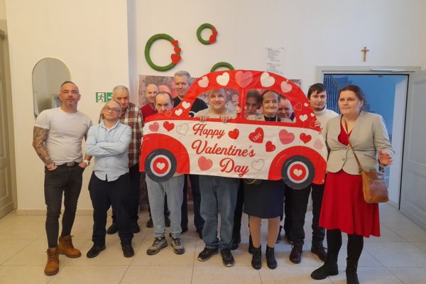 Grupowe zdjęcie naszych mieszkańców z makietą walentynkowego auta.