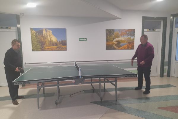 Mieszkańcy grają w ping ponga.