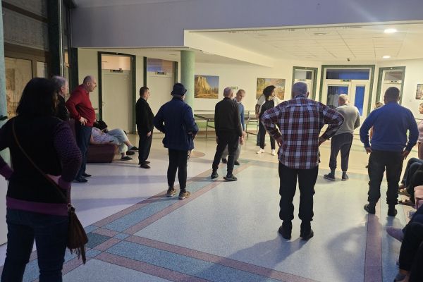 Mieszkańcy ćwiczą na holu.