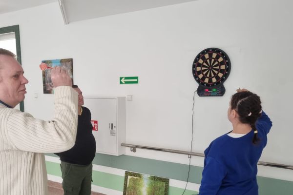 Mieszkańcy grają w darta.