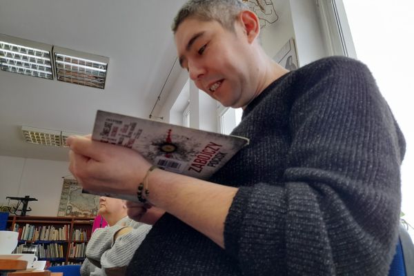 Mieszkaniec czyta książkę.