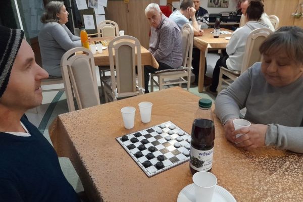 Mieszkańcy graja w warcaby.