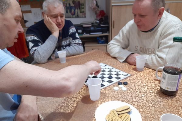 Mieszkańcy graja w warcaby.