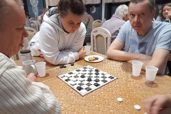 Mieszkańcy graja w warcaby.