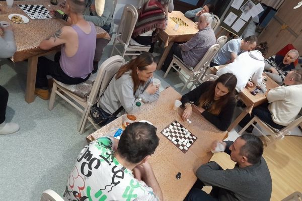 Mieszkańcy graja w warcaby.