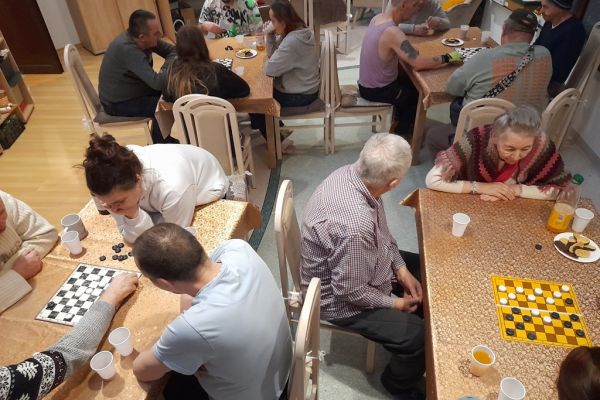 Mieszkańcy graja w warcaby.