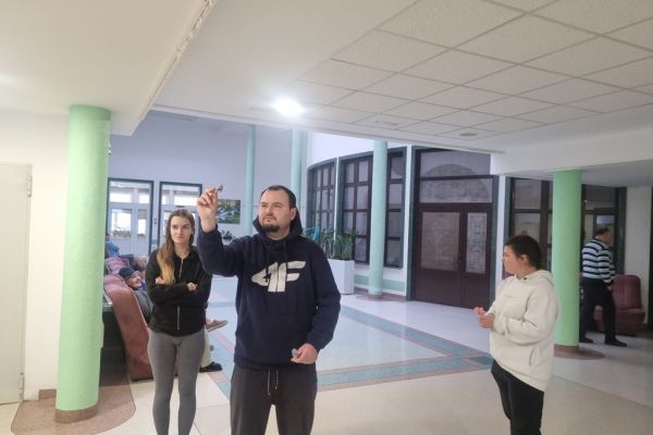 Mieszkańcy grają w darta.