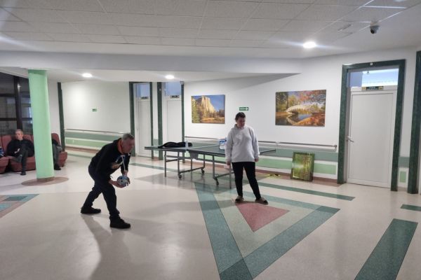 Mieszkańcy graja w kręgle.