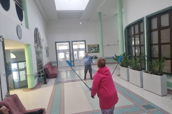 Mieszkańcy grają w badmintona.