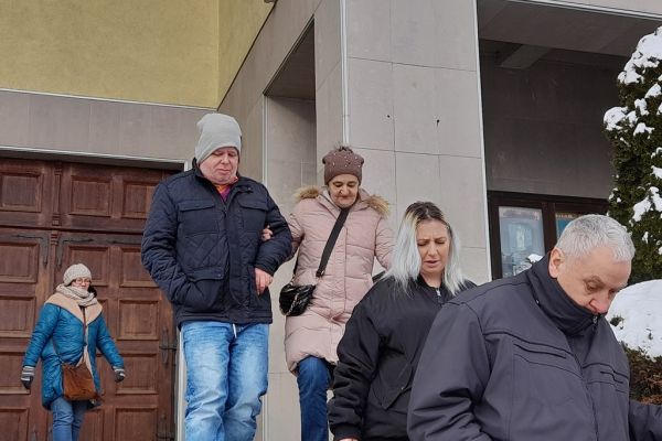 Mieszkańcy schodzą schodami przed kościołem.