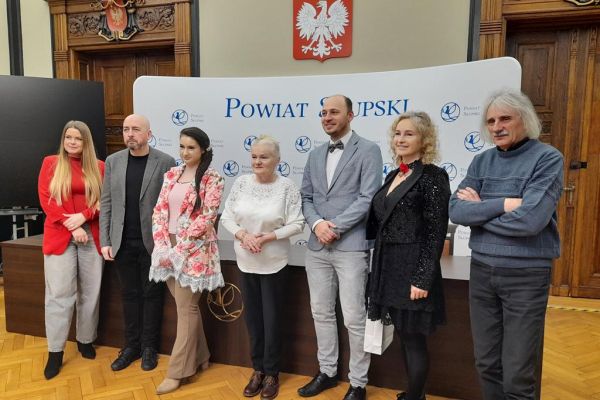 Grupowe zdjęcie nagrodzonych uczestników konkursu.