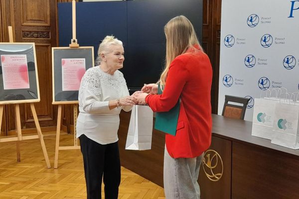 Mieszkanka odbiera nagrodę.