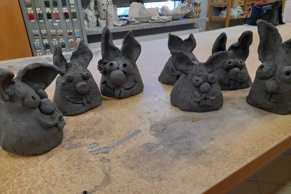 Ulepione z gliny zające.