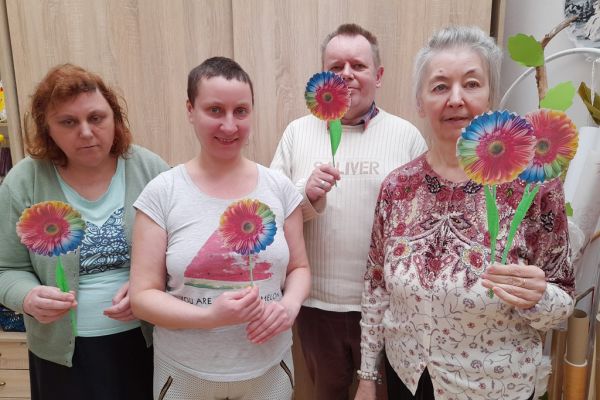 Mieszkańcy z kwiatem z papieru.