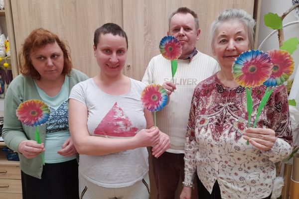 Mieszkańcy z kwiatem z papieru.