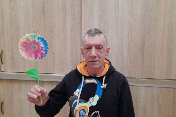 Mieszkaniec z kwiatem z papieru.