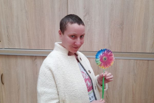 Mieszkanka z kwiatem z papieru.