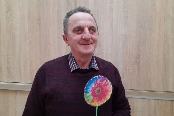 Mieszkaniec z kwiatem z papieru.