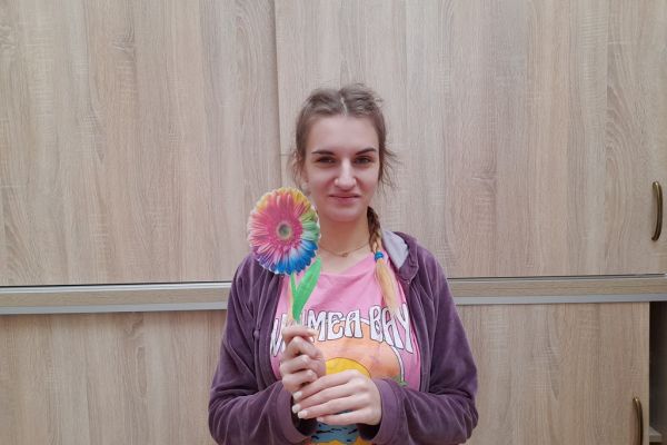 Mieszkanka z kwiatem z papieru.