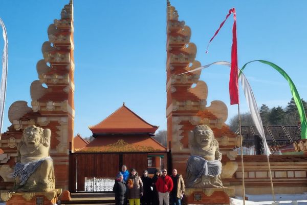 Mieszkańcy podczas spaceru w Charlottcie.