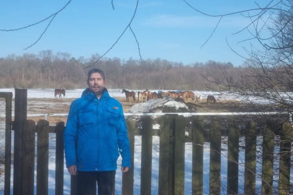 Mieszkaniec podczas spaceru w Charlottcie.