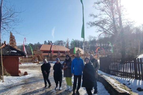 Mieszkańcy podczas spaceru w Charlottcie.