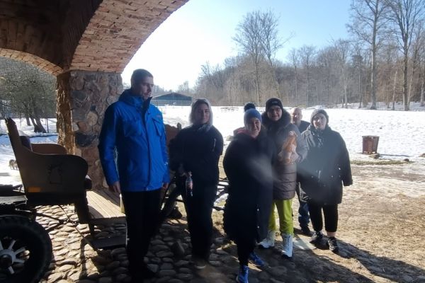 Mieszkańcy podczas spaceru w Charlottcie.