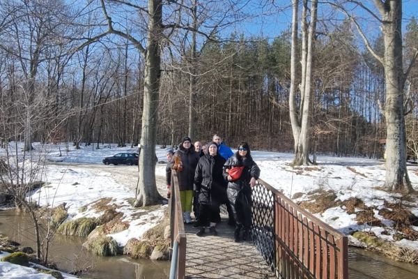 Mieszkańcy podczas spaceru w Charlottcie.