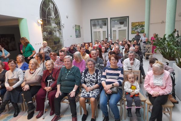  Mieszkańcy oglądają występujacych aktorów.