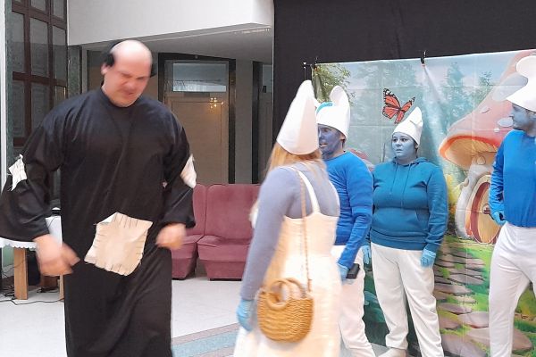 Występujacy aktorzy w strojach smerfów.