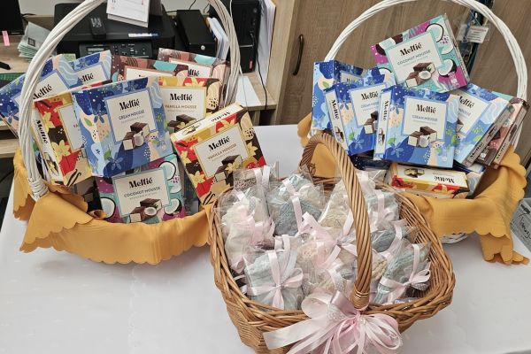 Trzy kosze z prezentami.