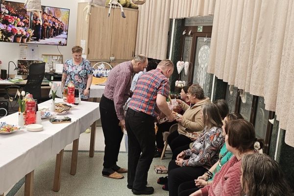 Mężczyźni rozdają prezenty kobietom.