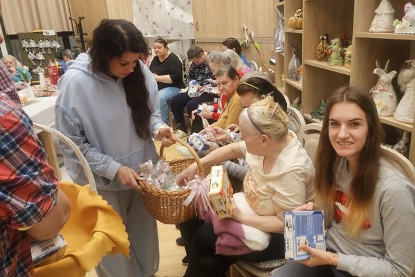 Kobiety otrzymujące prezenty z koszyków.