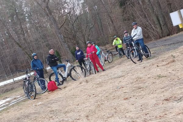 Mieszkańcy odpoczywaja stojąc przy swoich rowerach.