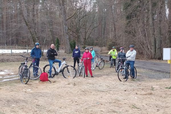 Mieszkańcy odpoczywaja stojąc przy swoich rowerach.