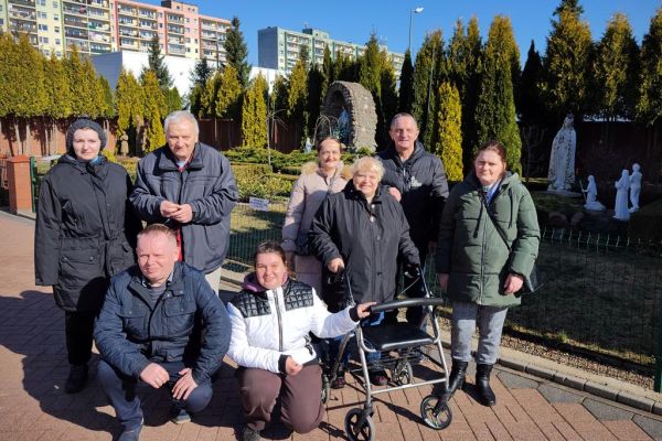 Mieszkańcy przed kościołem.