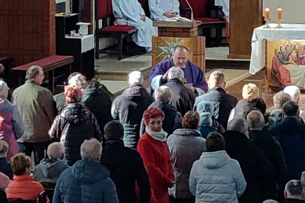 Mieszkańcy w kościele.