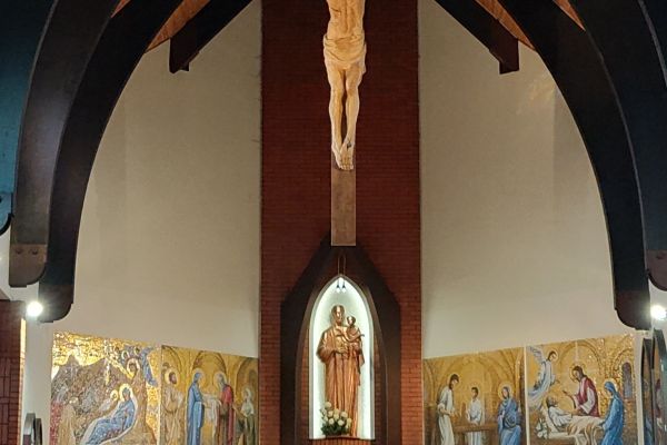 Mieszkańcy w kościele.