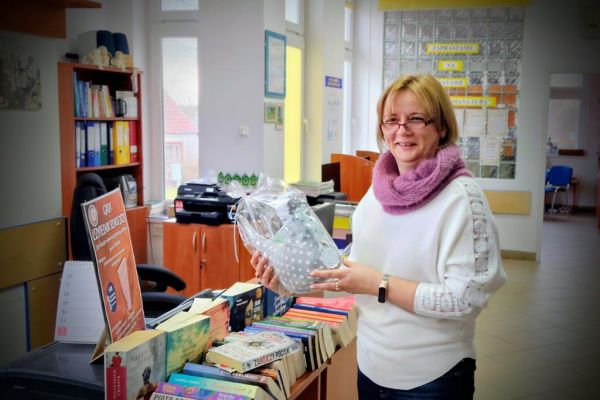 Pani bibliotekarka z prezentem w ręku, kurka uszyta z materiału.