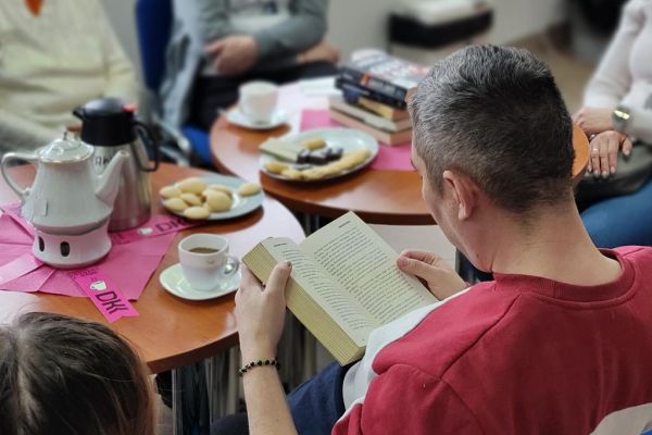 Mieszkaniec czyta książkę.