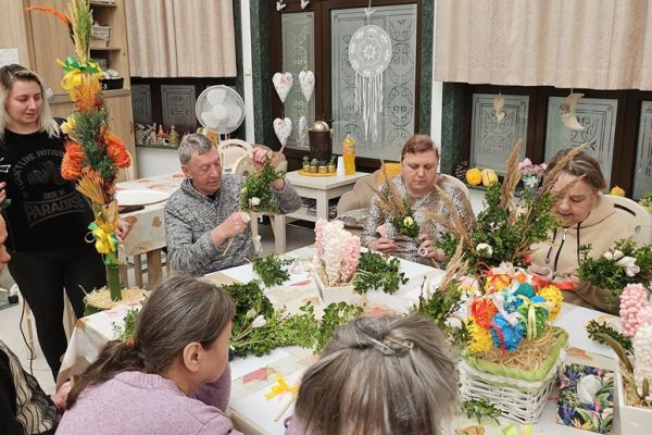 Mieszkańcy wykonują i ozdabiaja palmy wielkanocne.
