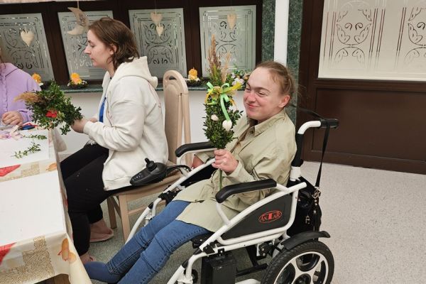 Mieszkańcy wykonują i ozdabiaja palmy wielkanocne.