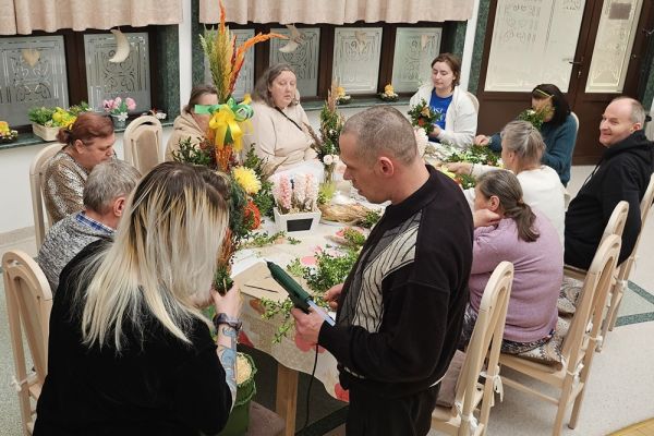 Mieszkańcy wykonują i ozdabiaja palmy wielkanocne.