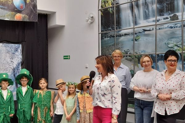 Dzieci i opiekunowie przed kotarą na holu Domu wraz z nauczycielami i Panią Dyrektor.